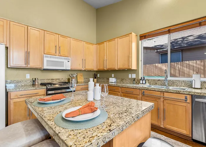 Cozy 4br Near - Firepit & Pool Table Holiday home *